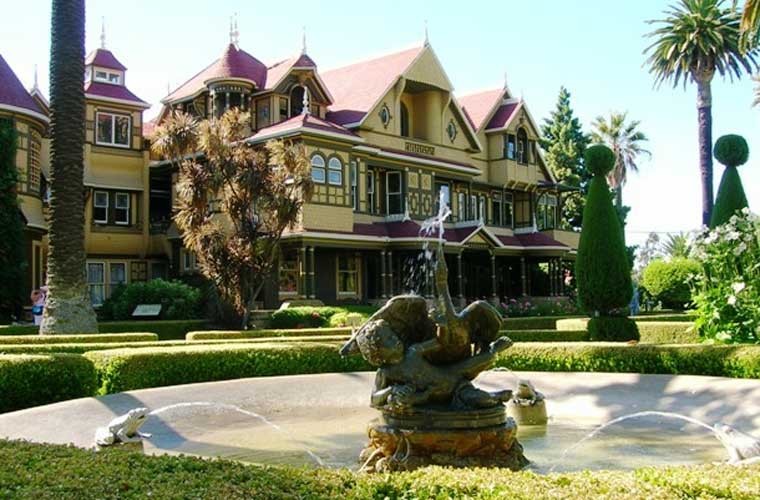 Nằm ở số 525, Đại lộ Nam Winchester, San Jose, California,  ngôi nhà ma ám Winchester Mystery House là một biệt thự lớn từng là tư gia của Sarah Winchester, ông trùm bán súng William Wirt Winchester. Chính gia chủ và nhiều người nói rằng, ngôi nhà này đã bị những hồn ma của những người bị chết bởi các khẩu súng mà ông trùm này bán ra.